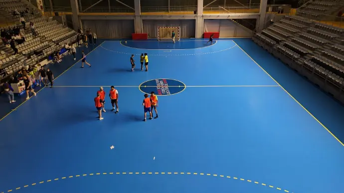 photo aérienne d&#39;un terrain de foot en intérieur lors d&#39;un évènement 