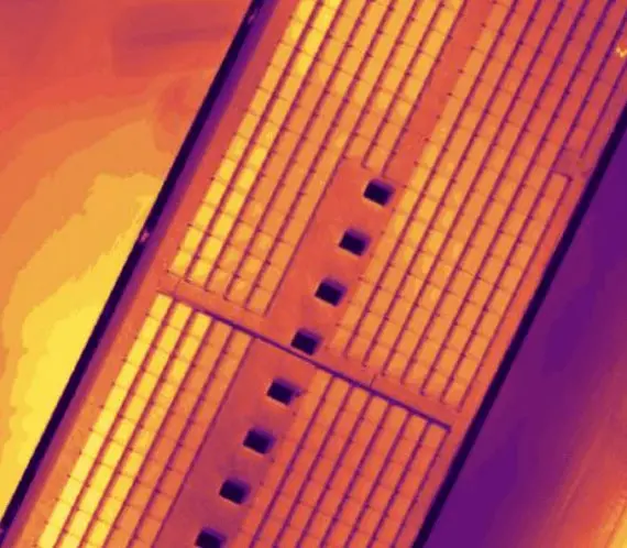 photo d&#39;un panneau solaire en vue thermique 