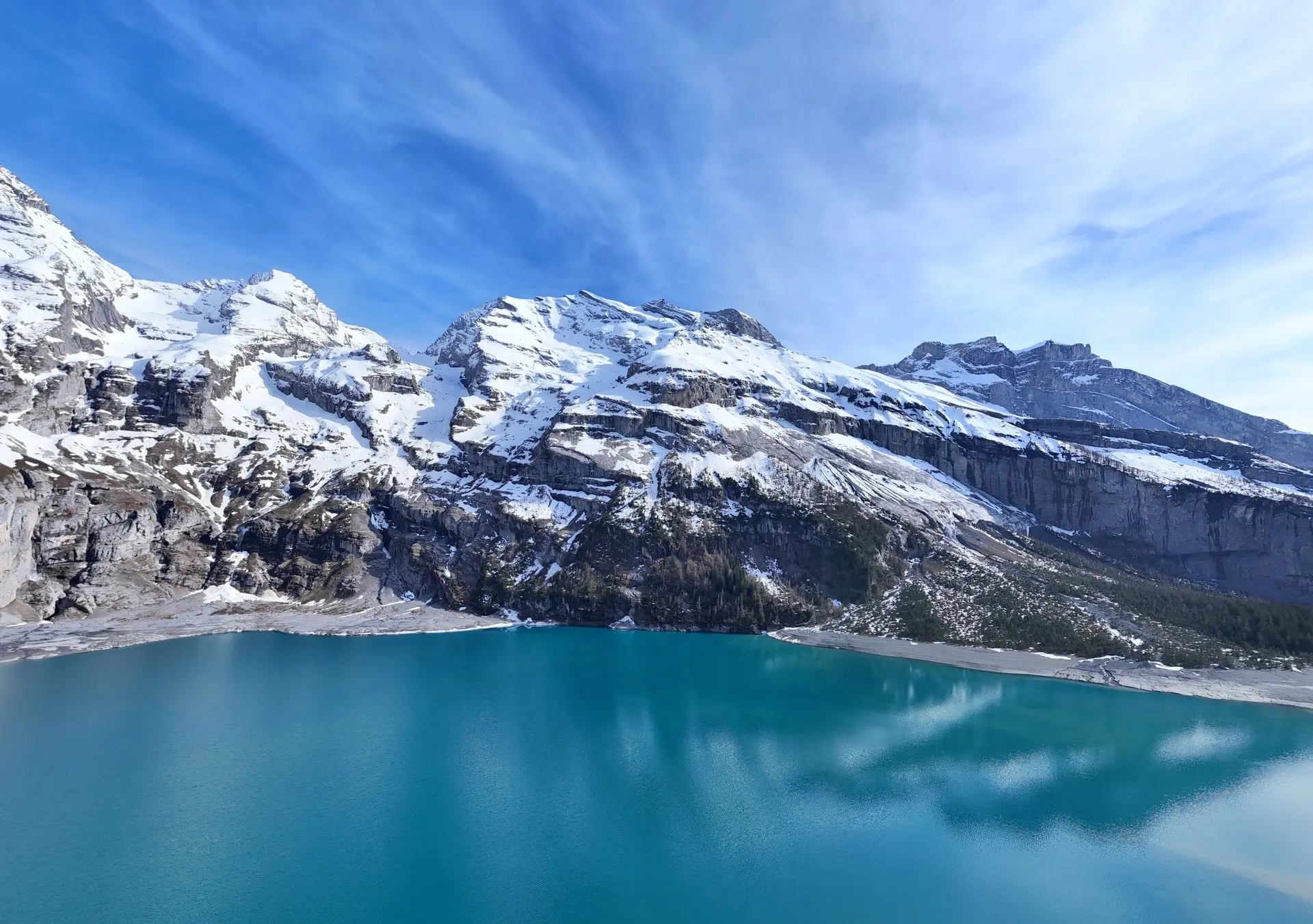 Photo enneigées du lac d&#39;oeschinen avec en arrière plan les alpes bernoises 