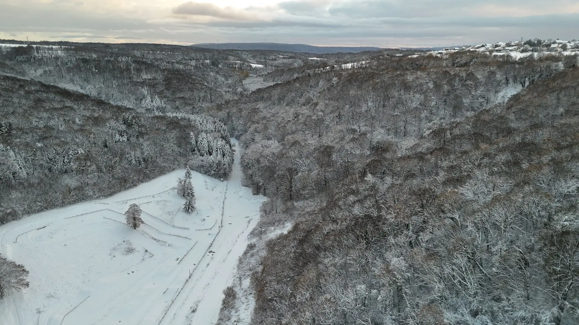 Village d&#39;écot enneigés en vue aérienne 