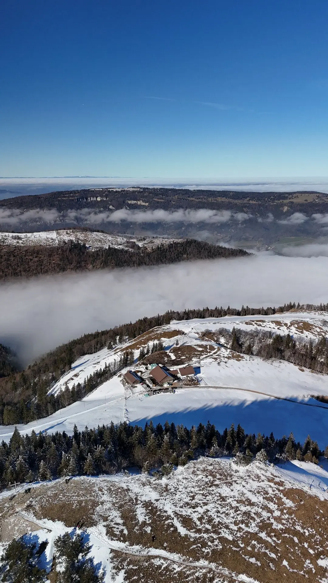 photo d&#39;un chalet sur le sommet du Hasenmatt en drone 